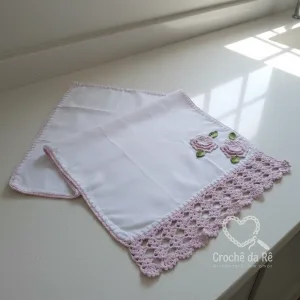 Pano de Copa Barrado Trançado com Flor Rosa | Artesanal em Crochê Delicado