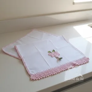Pano de Copa Barrado Simples com Flor Rosa | Artesanal Delicado