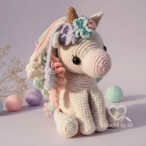 Poney Unicórnio Alado Amigurumi – Pelúcia em Crochê com Juba Arco-Íris Feita à Mão