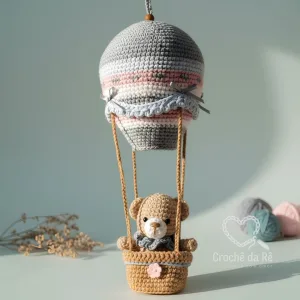 Ursinho no Balão de Ar Quente – Móbile Decorativo em Crochê Artesanal