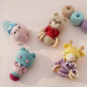 Kit Chocalho Ursinho em Crochê – Brinquedo Artesanal para Bebê com Argola de Madeira
