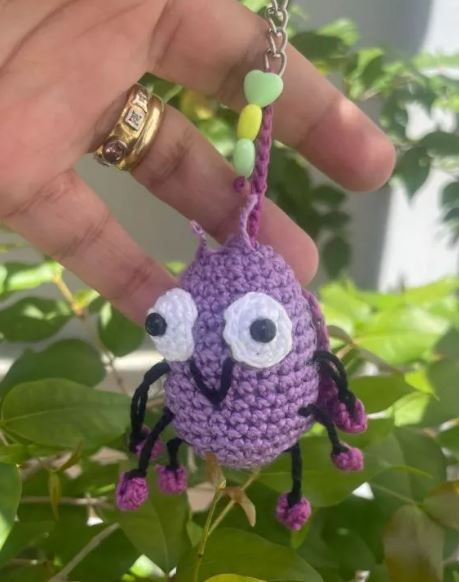 Chaveiro Baratinha Roxa Army – Amigurumi em Crochê Feito à Mão 💜