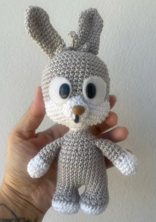 Coelho Amigurumi – Coelhinho em Crochê Feito à Mão 🐰