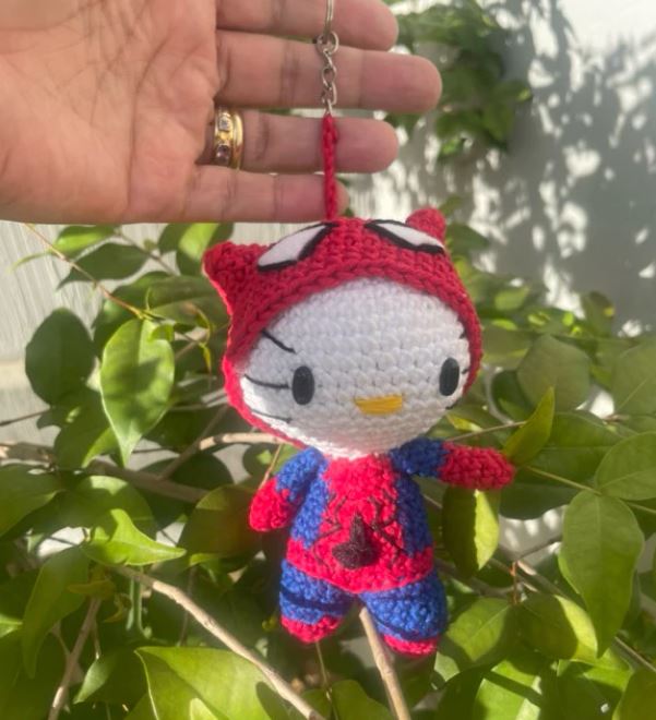 Chaveiro Hello Kitty Aranha – Amigurumi em Crochê Feito à Mão 🖤🧶
